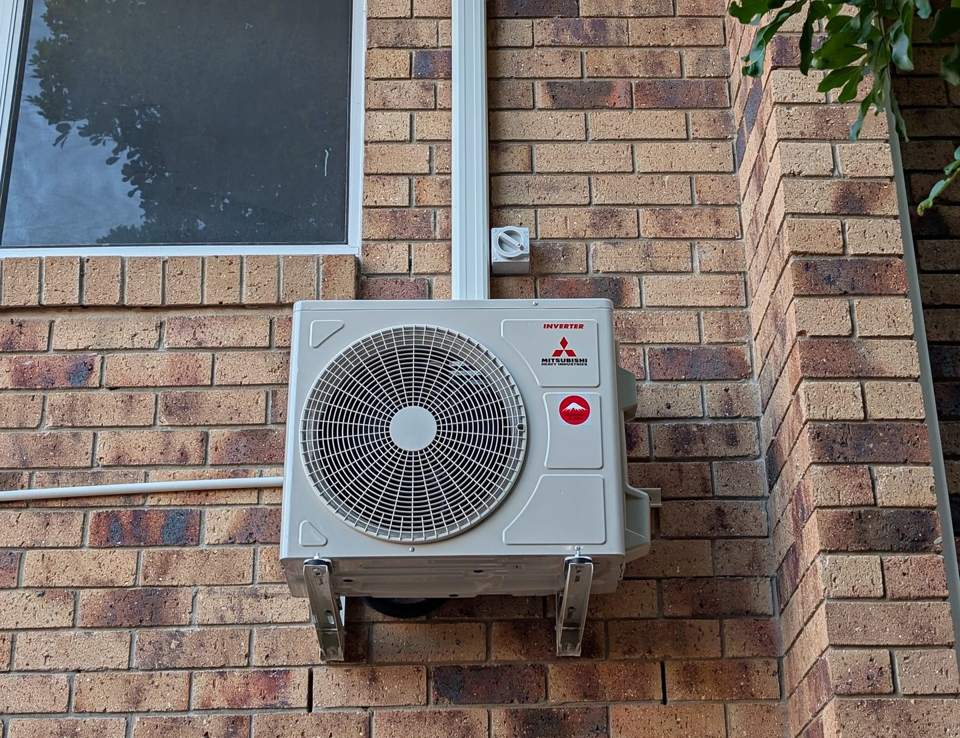 Mitsubishi Heavy Industries outdoor unit wall-mounted with neat duct cover and isolator